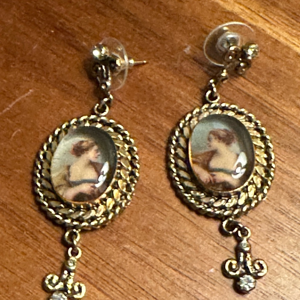 VSA Vintage-Inspired Gold Earrings with Cameo Design - New